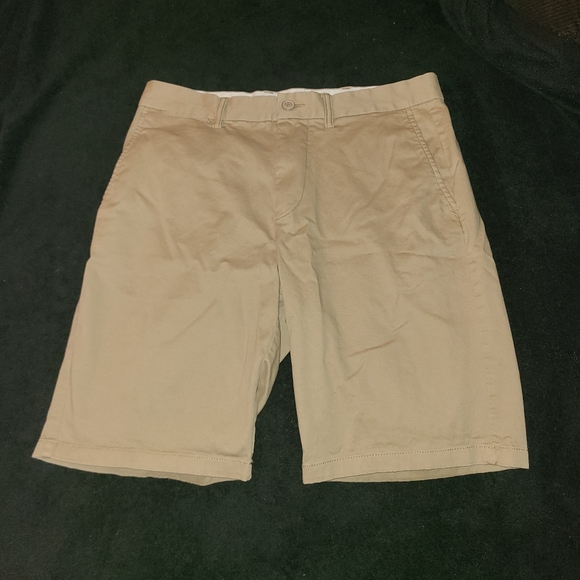 Old navy Bundle of 2 cargo shorts and 1 one regular khaki shorts men's size 32 - Picture 5 of 6